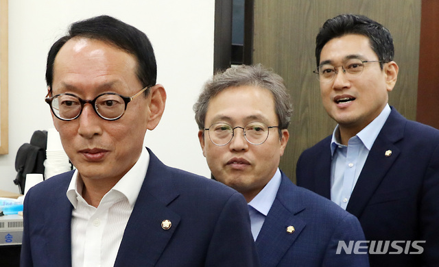 【서울=뉴시스】이종철 기자 = 26일 서울 여의도 국회에서 열린 여,야 법사위 간사회동에 참석한 오른쪽부터 바른미래당 오신환, 더불어민주당 송기헌, 자유한국당 김도읍 간사가 회의실로 입장하고 있다. 2019.08.26.&nbsp; jc4321@newsis.com