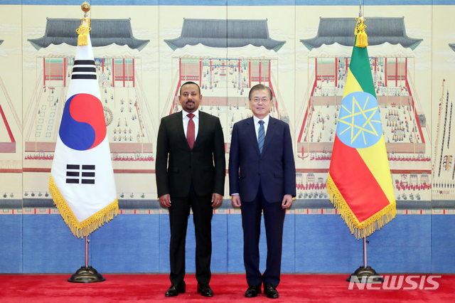 【서울=뉴시스】전신 기자 = 문재인 대통령과 아비 아흐메드 알리 에티오피아 총리가 26일 청와대 본관에서 기념촬영하고 있다. 2019.08.26.&nbsp;&nbsp; photo1006@newsis.com