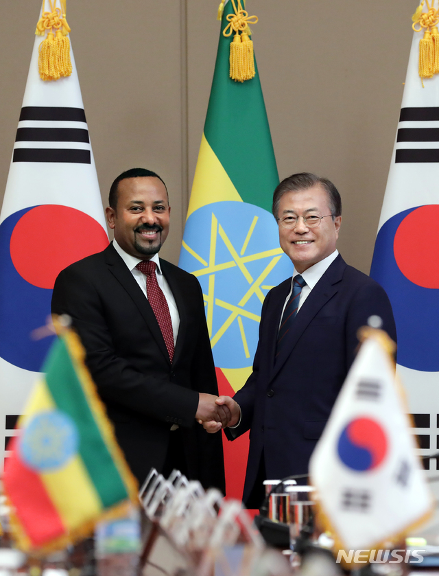 【서울=뉴시스】전신 기자 = 문재인 대통령과 아비 아흐메드 알리 에티오피아 총리가 26일 청와대 본관에서 열린 한-에티오피아 정상회담에 앞서 악수하고 있다. 2019.08.26.&nbsp; photo1006@newsis.com