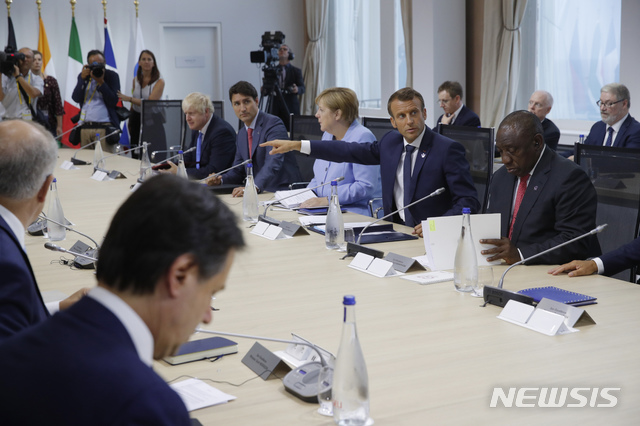 【비아리츠=AP/뉴시스】 주요 7개국(G7) 정상회의가 26일(현지시간) 프랑스 비아리츠에서 사흘간 일정을 끝내고 폐막했다. 사진은 의장국 프랑스의 에마뉘엘 마크롱 대통령 주재로 이날 각국 정상이 업무오찬을 하면서 마지막날 회의를 진행하는 모습. 2019.08.27