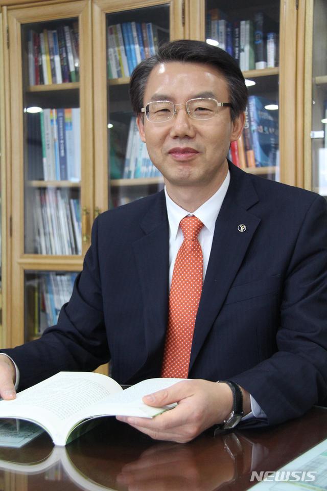 【광주=뉴시스】 송창헌 기자 = 광주 유일의 공공직업교육훈련기관으로, 교육부와 고용노동부 등 다채널 정부협업 교육기관인 한국폴리텍대학 광주캠퍼스가 청년 실업난과 저출산의 악순환 속에서도 괄목할만한 성장세를 보이면서 주목받고 있다. 광주캠퍼스 도재윤 학장. 2019.08.27. (사진= 한국폴리텍대학 광주캠퍼스 제공) photo@newsis.com