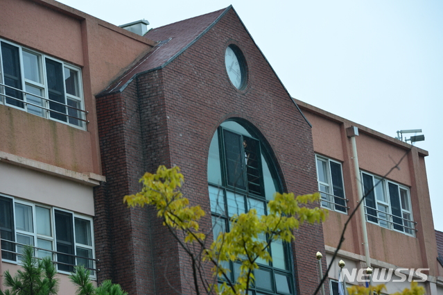 [창원=뉴시스]김기진 기자= 지난 8월27일 검찰이 경남 진해 웅동학원에서 압수수색을 진행하고 있다. 2019.08.27. sky@newsis.com