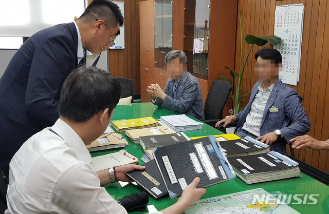 【창원=뉴시스】홍정명 기자= 27일 오후 서울중앙지검 특수2부 수사관들(왼쪽)이 경남도교육청 사학지원담당 행정지원과를 방문해 조국 법무부장관 후보자 가족이 운영하는 학교법인 웅동학원 관련 인·허가 내용, 재산 및 재산관리 현황 등 서류철을 살펴보고 있다.2019.08.27.&nbsp; hjm@newsis.com