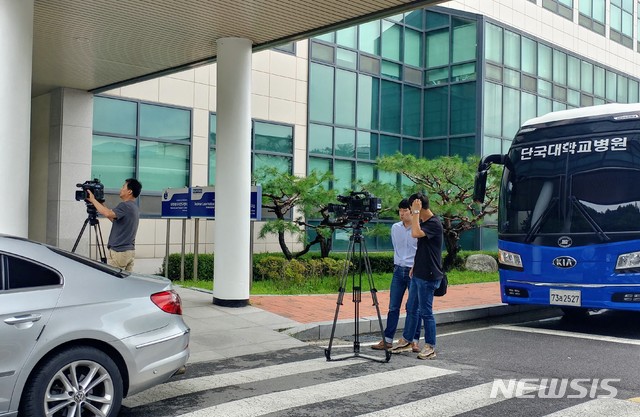 【천안=뉴시스】이종익 기자 = 검찰이 조국 법무부 장관 후보자 딸의 인턴십 의혹과 관련해 27일 오전 단국대학교 천안캠퍼스 내 의과대학에서 압수수색을 진행했다. 2019.08.27.  007news@newsis.com