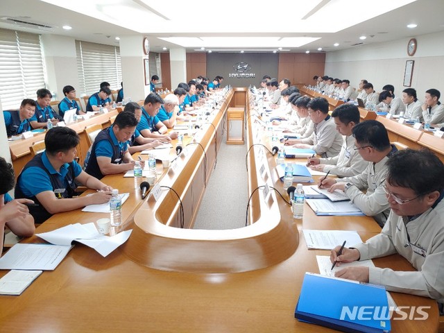 【울산=뉴시스】안정섭 기자 = 27일 오후 현대자동차 노사가 울산공장 본관 아반떼룸에서 올해 임단협 22차 교섭을 진행하고 있다. 2019.08.27. (사진=현대자동차 노조 제공)photo@newsis.com