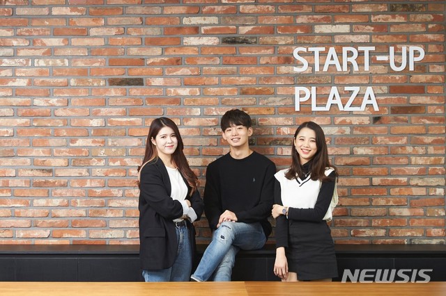 【아산=뉴시스】이종익 기자 = 순천향대 교내 SCH미디어랩스 5~6층에 위치한 예비창업자 공간인 '스타트업 프라자'에서 재학생들이 밝게 웃고 있다.&nbsp; 이곳 창업생태계 환경에서 학생들은 자유롭게 예비창업자로서 실전 창업을 익히고 있다. 2019.08.28. (사진=순천향대 제공)&nbsp; photo@newsis.com