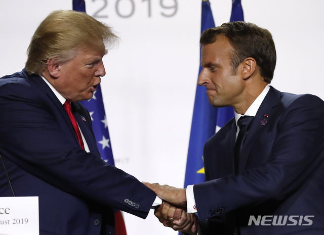 【비아리츠=AP/뉴시스】도널드 트럼프 미국 행정부는 2일(현지시간) 프랑스가 미 기술(IT)기업에 부과하는 디지털세가 부당하다면서 24억달러(약 2조8000억원) 규모 프랑스산에 최대 100% 추가관세 부과를 경고했다. 사진은 지난 8월26일 트럼프(왼쪽) 대통령과 에마뉘엘 마크롱 프랑스 대통령이 프랑스 비아리츠에서 열린 주요 7개국(G7) 정상회담 폐막 공동기자회견에서 악수를 나누는 모습. 2019.12.03.