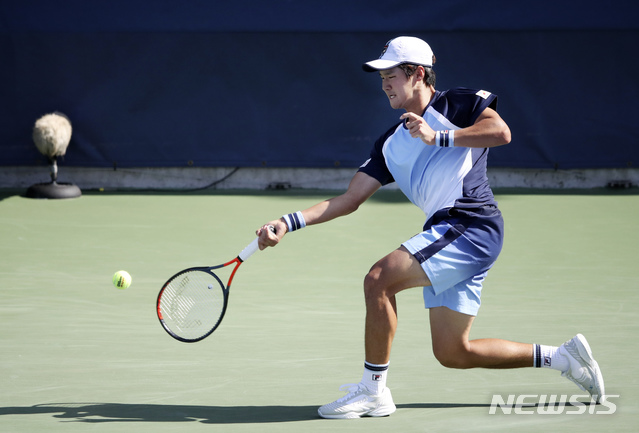 【뉴욕=AP/뉴시스】권순우(90위)가 26일(현지시간) 미국 뉴욕의 빌리진 킹 내셔널 테니스 센터에서 열린 ‘2019 US 오픈 테니스 대회’ 남자 단식 1회전에서 우고 델리엔(84위·볼리비아)과 경기하고 있다.권순우는 자신의 US 오픈 데뷔전에서 4세트 도중 허벅지 통증 부상으로 기권해 아쉽게 대회를 마감했다. 2019.08.27.