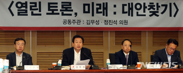 【서울=뉴시스】 박영태 기자 = 27일 오전 서울 여의도 국회 의원회관에서 열린 ‘열린토론 미래 대안찾기’에서 김무성 자유한국당 의원이 발언하고 있다. 2019.08.27. since1999@newsis.com