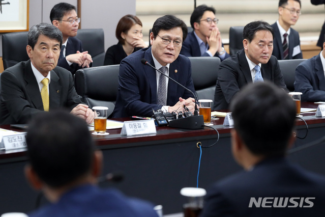 【서울=뉴시스】 이윤청 기자 = 최종구(가운데) 금융위원장이 27일 서울 종로구 금융위원회 대회의실에서 열린 일본 수출규제 대응 금융권 간담회에서 모두발언하고 있다. 왼쪽은 이동걸 KDB산업은행 회장. 2019.08.27. radiohead@newsis.com