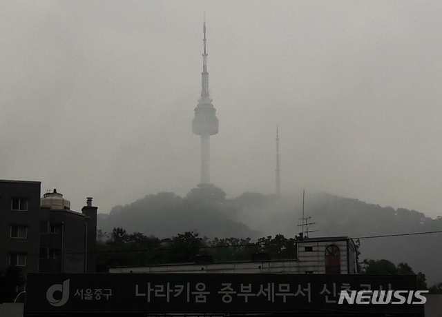 【서울=뉴시스】박태홍 기자 = 전국 곳곳에 비가 내린 지난 27일 오전 서울 중구 퇴계로에서 바라본 남산 서울타워 주변에 안개비가 내리고 있다. 2019.08.27 hipth@newsis.com