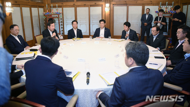 【서울=뉴시스】 이윤청 기자 = 이낙연 국무총리가 27일 오전 서울 삼청동 총리공관에서 열린 고위 당·정·청회의에서 발언하고 있다. 2019.08.27.&nbsp; photo@newsis.com