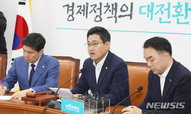 【서울=뉴시스】이종철 기자 = 27일 서울 여의도 국회에서 열린 바른미래당 원내대책회의에서 오신환 원내대표가 모두발언을 하고 있다. 2019.08.27. jc4321@newsis.com