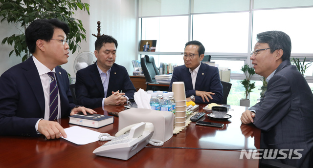 【서울=뉴시스】고승민 기자 = 27일 서울 여의도 국회 의원회관 더불어민주당 홍영표 의원실에서 정개특위 위원장인 홍 의원과 민주당 김종민 간사, 자유한국당 장제원 간사, 바른미래당 김성식 간사가 현안 관련 회동을 하고 있다. 2019.08.27.kkssmm99@newsis.com