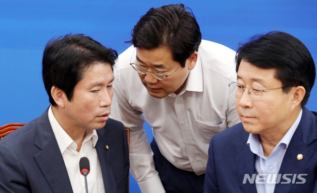 【서울=뉴시스】이종철 기자 = 27일 서울 여의도 국회에서 열린 더불어민주당 원내대책회의에서 이인영 원내대표가 조정식 정책위의장, 박찬대 원내대변인과 귀엣말을 나누고 있다. 2019.08.27. jc4321@newsis.com