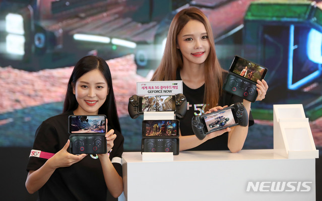 【서울=뉴시스】김선웅 기자 = LG유플러스가 27일 오전 서울 용산구 본사 사옥에서 세계 최초 5G기반 클라우드 게임 '지포스나우(GeForce NOW)'를 선보이고 있다. 지포스 나우는 LG유플러스가 그래픽분야 기업 엔비디아와 합작으로 개발한 클라우드 게임 서비스로 5G스마트폰과 PC에서 다운로드 없이 이용 가능한 게임 서비스다. 5G스마트폰에서는 화면 입출력만 이뤄지고 게임에 필요한 컴퓨팅 처리는 클라우드 서버에서 전부 이뤄지기 때문에 5G스마트폰은 물론 저사양 PC나 노트북에서도 고사양의 게임을 단 몇 초만에 클라우드로 스트리밍하여 구현할 수 있는 장점이 있다. 2019.08.27. mangusta@newsis.com