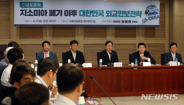 【서울=뉴시스】 박영태 기자 = 27일 오전 서울 여의도 국회 의원회관에서 열린 지소미아 폐기 이후 대한민국 외교안보전략 긴급 토론회에서 강병원 의원이 인사말을 하고 있다. 2019.08.27.since1999@newsis.com