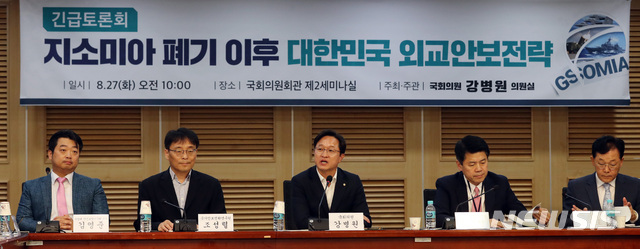 【서울=뉴시스】 박영태 기자 = 27일 오전 서울 여의도 국회 의원회관에서 열린 지소미아 폐기 이후 대한민국 외교안보전략 긴급 토론회에서 강병원 의원이 인사말을 하고 있다. 2019.08.27.since1999@newsis.com