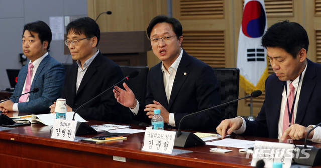 【서울=뉴시스】 박영태 기자 = 27일 오전 서울 여의도 국회 의원회관에서 열린 지소미아 폐기 이후 대한민국 외교안보전략 긴급 토론회에서 강병원 의원이 인사말을 하고 있다. 2019.08.27.since1999@newsis.com