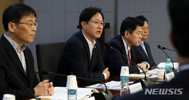 【서울=뉴시스】 박영태 기자 = 27일 오전 서울 여의도 국회 의원회관에서 열린 지소미아 폐기 이후 대한민국 외교안보전략 긴급 토론회에서 강병원 의원이 인사말을 하고 있다. 2019.08.27.since1999@newsis.com