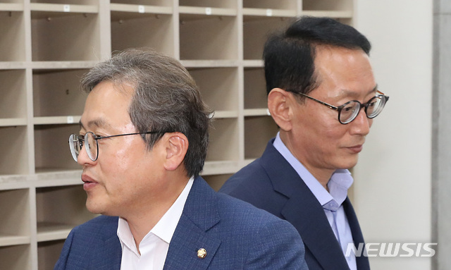 【서울=뉴시스】이종철 기자 = 조국 청문회 관련 논의를 위해 27일 서울 여의도 국회에서 열린 여,야 법사위 간사회동에 참석한 더불어민주당 송기헌 간사(왼쪽)와 자유한국당 김도읍 간사가 등을 돌리고 있다. 2019.08.27.&nbsp; jc4321@newsis.com