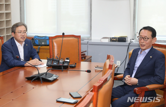 【서울=뉴시스】이종철 기자 = 조국 청문회 관련 논의를 위해 27일 서울 여의도 국회에서 열린 여,야 법사위 간사회동에 참석한 더불어민주당 송기헌 간사(왼쪽)와 자유한국당 김도읍 간사가 의견을 나누고 있다. 2019.08.27. jc4321@newsis.com