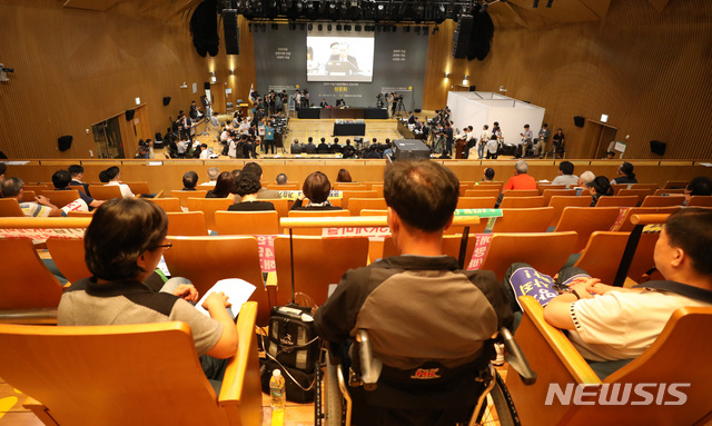 【서울=뉴시스】 전진환 기자 = 2019 가습기살균제참사 진상규명 청문회가 27일 오전 서울시청 다목적홀에서 피해자 및 가족들이 청문회를 지켜보고 있다. 2019.08.27. amin2@newsis.com