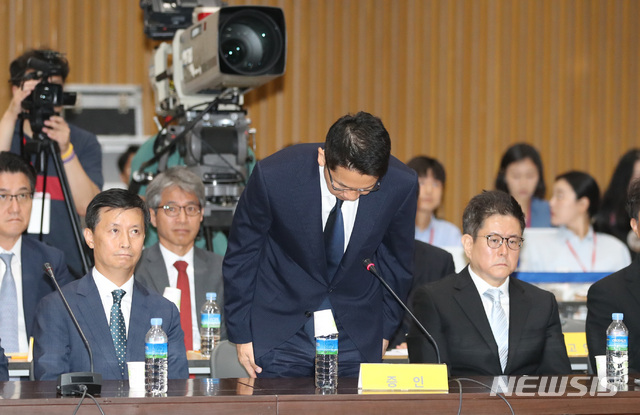 【서울=뉴시스】 전진환 기자 = 2019 가습기살균제참사 진상규명 청문회가 열린 27일 오전 서울시청 다목적홀에서 최창원 SK케미칼 전 대표가 피해자 및 가족들에게 고개숙여 사죄하고 있다.&nbsp; 청문회 첫날인 이날 주요 의제로는 가습기살균제 최초 개발 경위와 판매과정 및 가습기살균제 원료물질의 안전성 시험 관련 정부 책임 등의 문제가 채택됐다. 2019.08.27.&nbsp; amin2@newsis.com