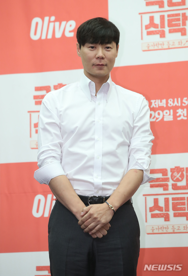 【서울=뉴시스】조수정 기자 = 스타셰프 최현석이 27일 오전 서울 상암동 스탠포드호텔에서 열린 채널 올리브 예능 '극한식탁' 제작발표회에서 포즈를 취하고 있다. '극한식탁'은 오는 29일 저녁 8시 50분 첫 방송을 시작으로 매주 목요일 선보인다. 2019.08.27. chocrystal@newsis.com