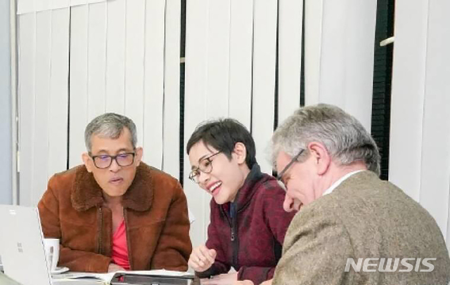 【방콕=AP/뉴시스】태국 왕실이 마하 와찌랄롱꼰 국왕(라마 10세·66·사진 왼쪽)의 배우자 시니낫 웡와치라파크디(34)의 일상을 담은 사진을 이례적으로 홈페이지에 26일 공개했다. 촬영 날짜가 공개되지 않은 이 사진은 일상복을 입고 탁자에 앉아 노트북을 보고 있는 라마 10세와 웡와치라파크디. 2019.08.27 