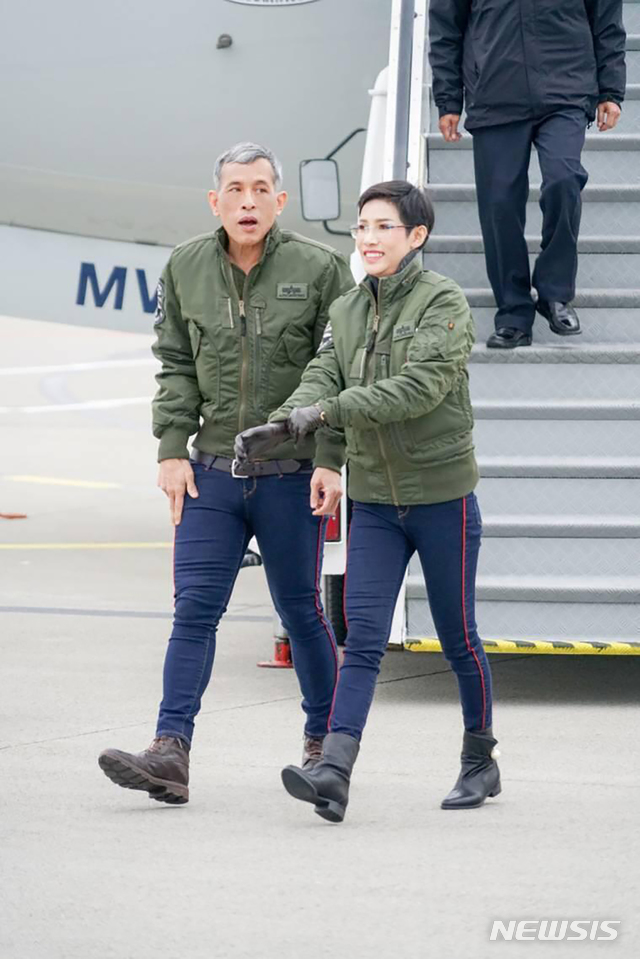 【방콕=태국왕실.AP/뉴시스】태국 왕실이 마하 와찌랄롱꼰 국왕(라마 10세·66)의 배우자 시니낫 웡와치라파크디(34)의 일상을 담은 사진을 이례적으로 홈페이지에 26일 공개했다. 촬영 날짜가 공개되지 않은 이 사진은 군복을 입은채로 걷고 있는 라마 10세와 웡와치라파크디. 2019.08.27 