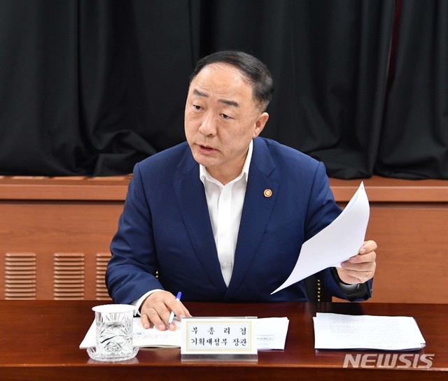 【서울=뉴시스】홍남기 부총리 겸 기획재정부 장관이 27일 서울 종로구 정부서울청사에서 열린 '일본 수출규제 대응 관계장관회의'를 주재하고 있다. 2019.08.27. (사진=기획재정부 제공)&nbsp; photo@newsis.com 
