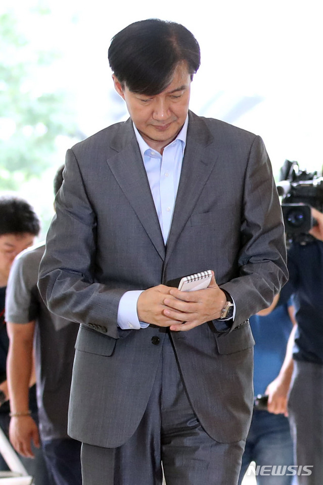 【서울=뉴시스】 김진아 기자 = 조국 법무부 장관 후보자가 27일 오후 서울 종로구 인사청문회 준비 사무실이 마련된 사무실로 출근하고 있다 이날 검찰은 조국 법무부 장관 후보자를 둘러싼 각종 의혹과 관련해 압수수색을 벌였다. 2019.08.27.&nbsp; bluesoda@newsis.com