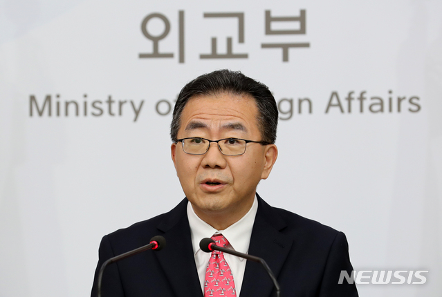 【서울=뉴시스】박진희 기자 = 김인철 외교부 대변인이 27일 오후 서울 종로구 외교부에서 정례브리핑을 하고 있다. 2019.08.27. pak7130@newsis.com