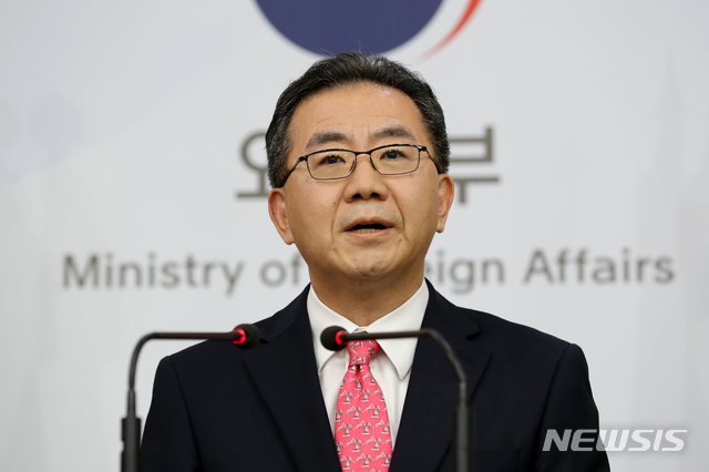 【서울=뉴시스】박진희 기자 = 김인철 외교부 대변인이 27일 오후 서울 종로구 외교부에서 정례브리핑을 하고 있다. 2019.08.27. pak7130@newsis.com