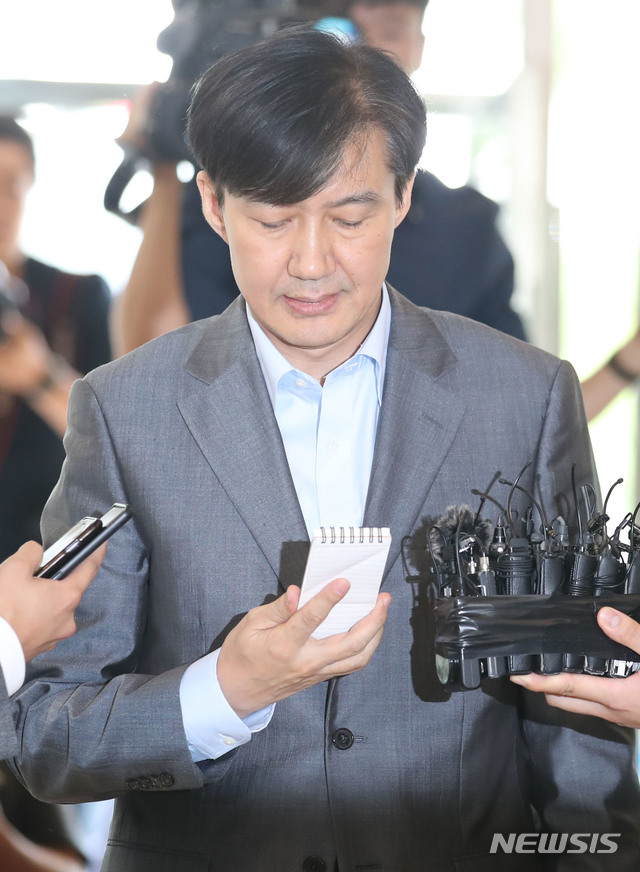 【서울=뉴시스】 김진아 기자 = 조국 법무부 장관 후보자가 27일 오후 서울 종로구 인사청문회 준비 사무실이 마련된 사무실로 출근 하던 중 ‘검찰 수사를 통해 모든 의혹이 밝혀지길 바란다’고 말하고 있다 이날 검찰은 조국 법무부 장관 후보자를 둘러싼 각종 의혹과 관련해 압수수색을 벌였다. 2019.08.27. bluesoda@newsis.com