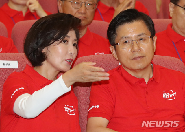 【용인=뉴시스】고승민 기자 = 27일 경기 용인시 중소기업인력개발원에서 열린 '2019 자유한국당 국회의원 연찬회'에서 황교안 대표와 나경원 원내대표가 대화를 하고 있다. 2019.08.27. kkssmm99@newsis.com