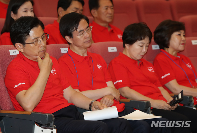 【용인=뉴시스】고승민 기자 = 27일 경기 용인시 중소기업인력개발원에서 열린 '2019 자유한국당 국회의원 연찬회'에서 황교안 대표가 생각에 잠겨 있다. 2019.08.27. kkssmm99@newsis.com