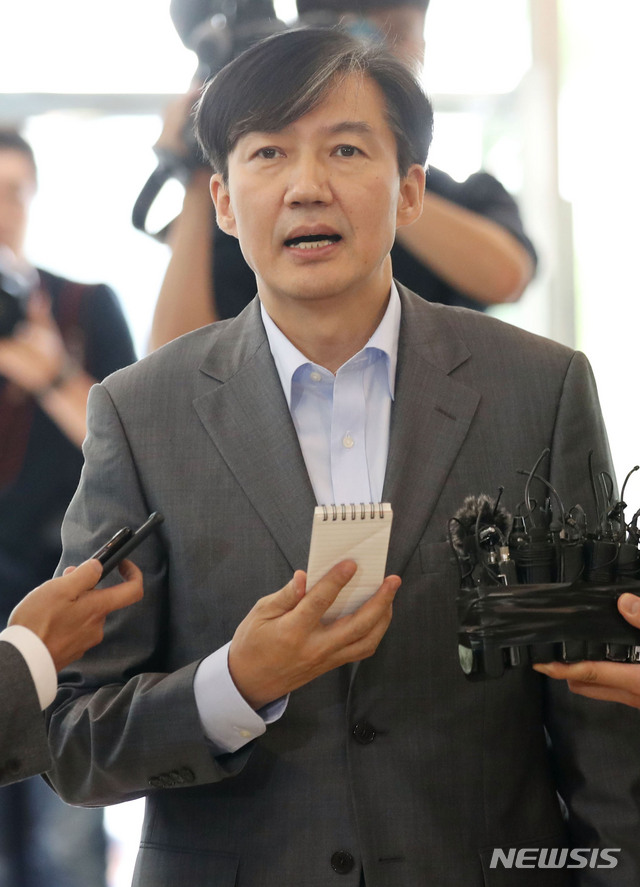 【서울=뉴시스】 김진아 기자 = 조국 법무부 장관 후보자가 27일 오후 서울 종로구 인사청문회 준비 사무실이 마련된 사무실로 출근 하던 중 ‘검찰 수사를 통해 모든 의혹이 밝혀지길 바란다’고 말하고 있다 이날 검찰은 조국 법무부 장관 후보자를 둘러싼 각종 의혹과 관련해 압수수색을 벌였다. 2019.08.27.&nbsp; bluesoda@newsis.com