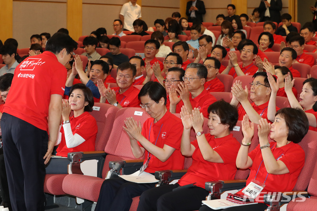 【용인=뉴시스】고승민 기자 = 27일 경기 용인시 중소기업인력개발원에서 열린 '2019 자유한국당 국회의원 연찬회'에서 황교안 대표가 인사말을 마친 뒤 인사를 하고 있다. 2019.08.27.kkssmm99@newsis.com