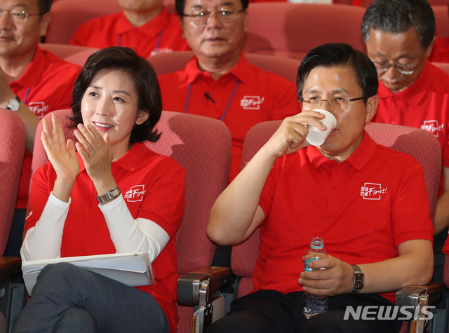 【용인=뉴시스】고승민 기자 = 27일 경기 용인시 중소기업인력개발원에서 열린 '2019 자유한국당 국회의원 연찬회'에서 황교안 대표가 물을 마시고 있다. 2019.08.27.kkssmm99@newsis.com