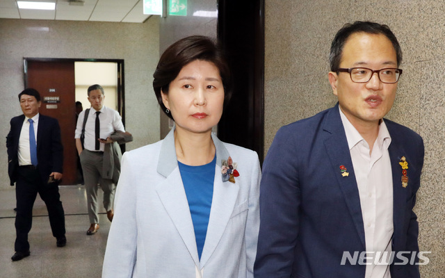 【서울=뉴시스】이종철 기자 = 조국 청문회를 앞두고 27일 서울 여의도 국회 더불어민주당 당대표실에서 비공개로 열린 법사위원들 간담회를 마친 박주민, 백혜련 의원이 심각한 표정을 하고 있다. 뒤로는 최재성 의원과 표창원 의원이 보인다. 2019.08.27. jc4321@newsis.com