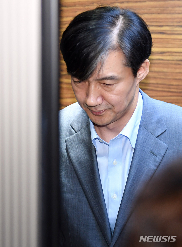 【서울=뉴시스】 김진아 기자 = 법무부 장관 후보자 조국 전 청와대 민정수석이 27일 오후 서울 종로구 인사청문회 준비 사무실이 마련된 사무실 로비에서 입장을 발표를 마치고 승강기를 탑승하고 있다. 2019.08.27. photo@newsis.com