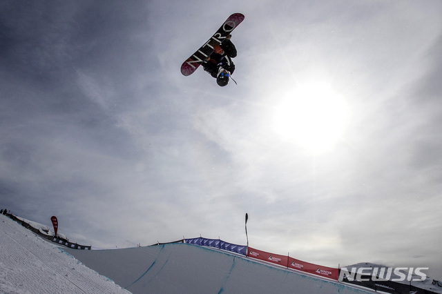 【와나카(뉴질랜드)=AP/뉴시스】이채운이 27일(현지시간) 뉴질랜드 와나카 인근 카드로나 스키장에서 열린 국제스키연맹(FIS) 스노보드 월드컵 빅에어 하프파이프 남자 예선전 경기를 펼치고 있다. 이현준은 예선을 3위로 통과했다. 2019.08.27.