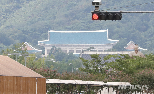 【서울=뉴시스】 전진환 기자 = 일본 정부의 한국 화이트리스트 배제 조치 시행을 하루 앞둔 27일 오후 광화문 사거리의 빨간 신호등 뒤로 청와대가 보이고 있다.&nbsp; 청와대와 더불어민주당과 정부는 이날 서울 삼청동 총리공관에서 고위 당정청 협의회를 갖고 일본 수출규제 대응 상황을 점검했다. 2019.08.27.&nbsp; amin2@newsis.com 