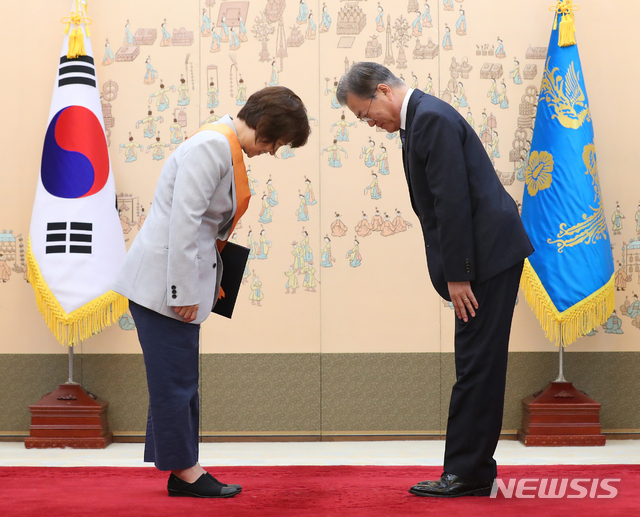 【서울=뉴시스】전신 기자 = 문재인 대통령이 27일 청와대 본관에서 열린 퇴임 대법관 훈장 수여식에서 김소영 전 대법관에게 청조근정훈장을 수여하고 있다. 2019.08.27. photo1006@newsis.com