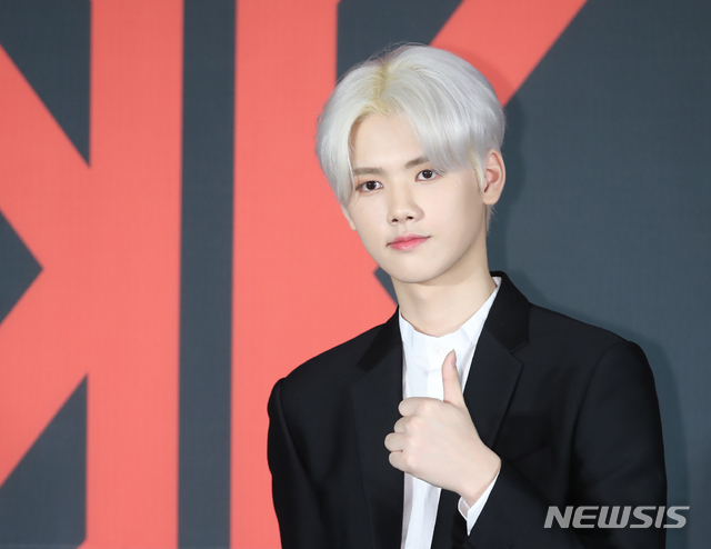 【서울=뉴시스】조수정 기자 = 프로젝트 그룹 '엑스원(X1)' 강민희가 27일 오후 서울 구로구 고척스카이돔에서 데뷔 미니 앨범 '비상: 퀀텀 리프(QUANTUM LEAP)' 쇼케이스를 앞두고 열린 기자간담회에서 포즈를 취하고 있다. 2019.08.27. chocrystal@newsis.com