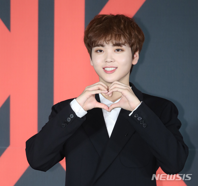 【서울=뉴시스】조수정 기자 = 프로젝트 그룹 '엑스원(X1)' 송형준이 27일 오후 서울 구로구 고척스카이돔에서 데뷔 미니 앨범 '비상: 퀀텀 리프(QUANTUM LEAP)' 쇼케이스를 앞두고 열린 기자간담회에서 포즈를 취하고 있다. 2019.08.27. chocrystal@newsis.com