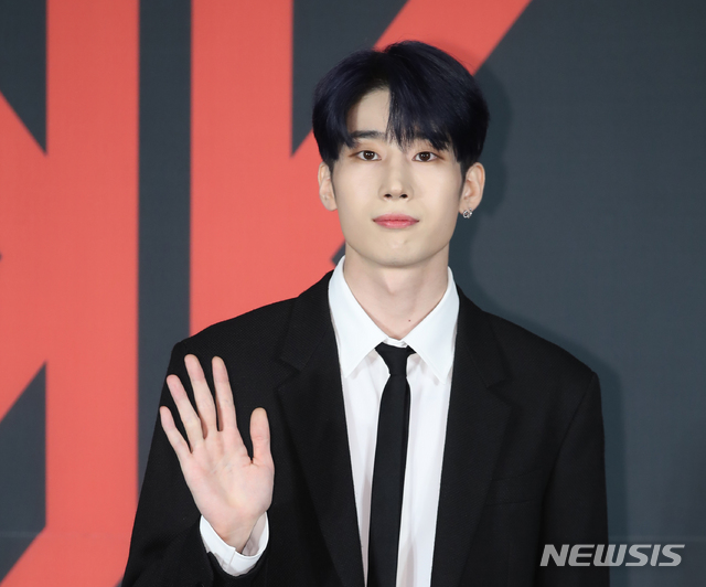 【서울=뉴시스】조수정 기자 = 프로젝트 그룹 '엑스원(X1)' 한승우가 27일 오후 서울 구로구 고척스카이돔에서 데뷔 미니 앨범 '비상: 퀀텀 리프(QUANTUM LEAP)' 쇼케이스를 앞두고 열린 기자간담회에서 포즈를 취하고 있다. 2019.08.27. chocrystal@newsis.com