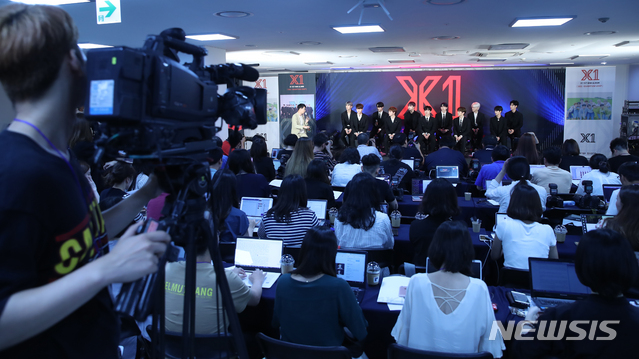 【서울=뉴시스】조수정 기자 = 프로젝트 그룹 '엑스원(X1)'이 27일 오후 서울 구로구 고척스카이돔에서 데뷔 미니 앨범 '비상: 퀀텀 리프(QUANTUM LEAP)' 쇼케이스를 앞두고 열린 기자간담회에서 포즈를 취하고 있다. 왼쪽부터 남도현, 이한결, 한승우, 조승연, 김우석, 김요한, 강민희, 송형준, 손동표, 차준호, 이은상. 2019.08.27. chocrystal@newsis.com